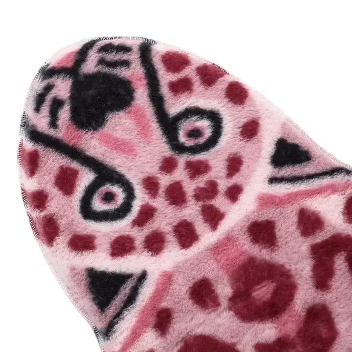 Tapis rose imitation léopard en similicuir
