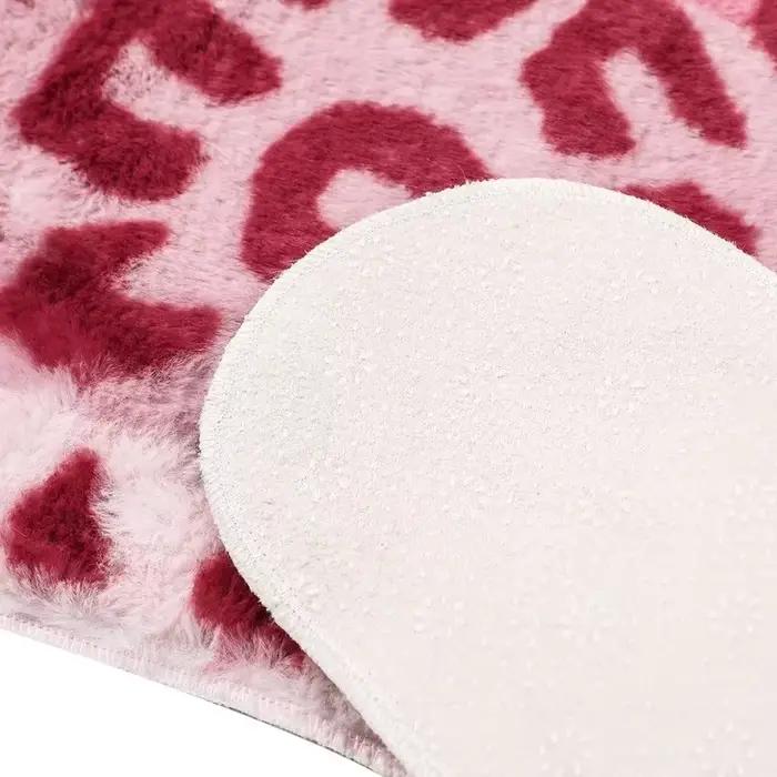 Tapis rose imitation léopard en similicuir
