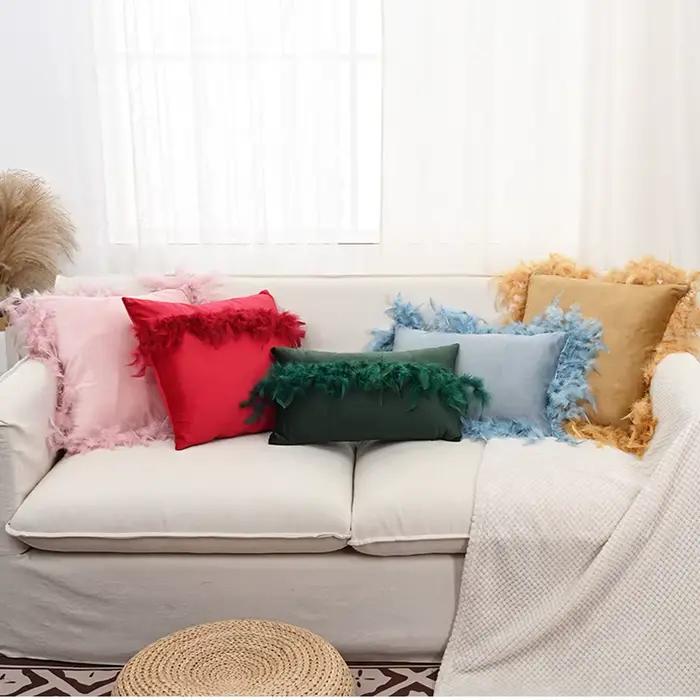 Juste de coussin en velours avec pompon