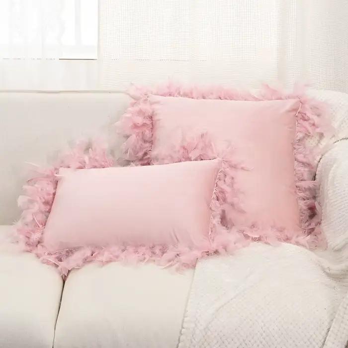 Juste de coussin en velours avec pompon