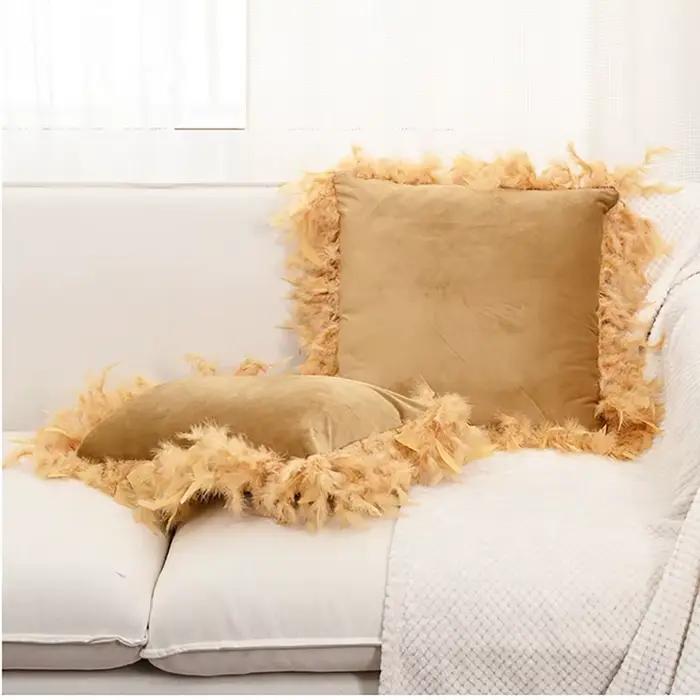 Juste de coussin en velours avec pompon