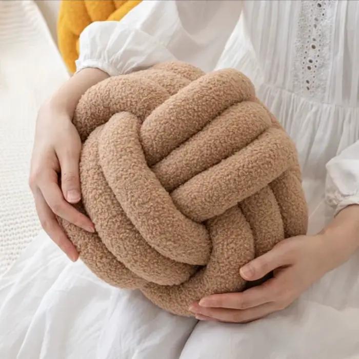 Coussin en peluche Globe à nœud esthétique