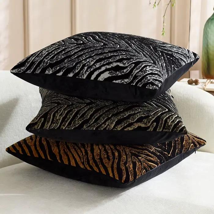 Lot de 2 housses de coussin en chenille à motif léopard et zèbre