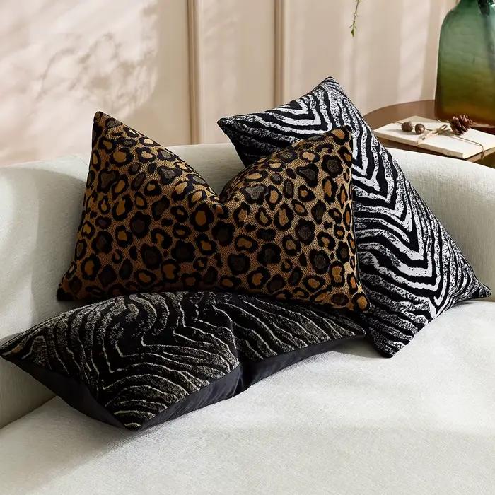 Lot de 2 housses de coussin en chenille à motif léopard et zèbre