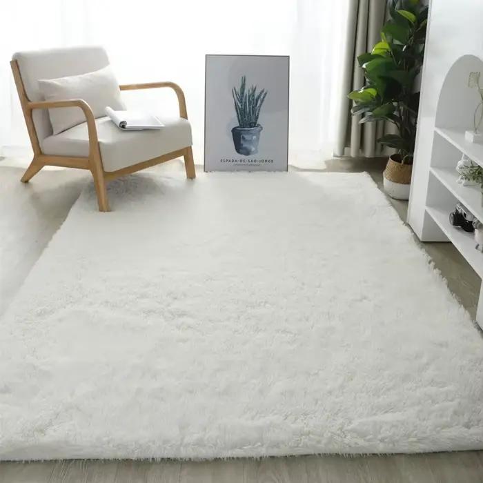 Tapis blanc en peluche