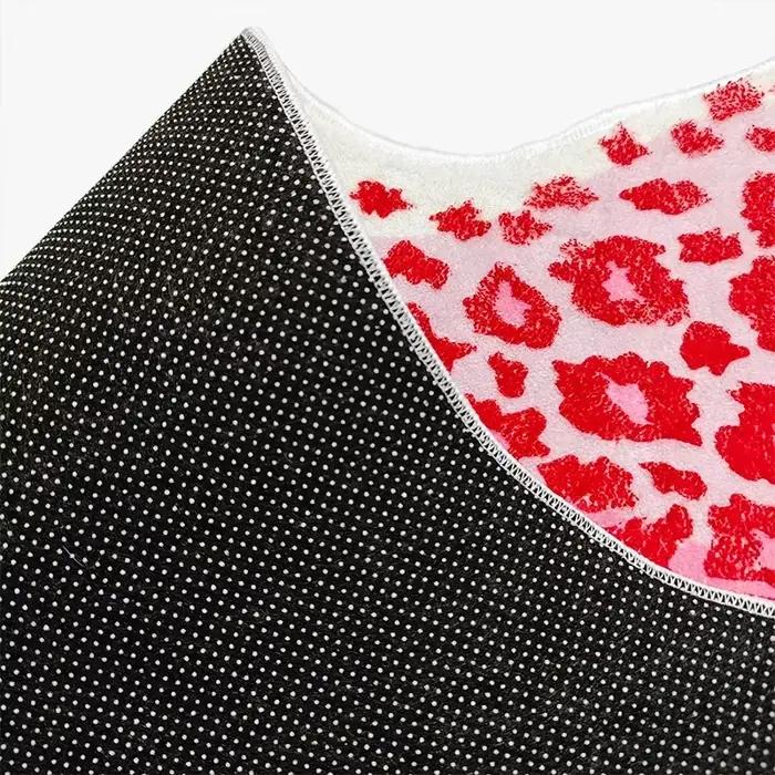 Tapis rose à motif léopard