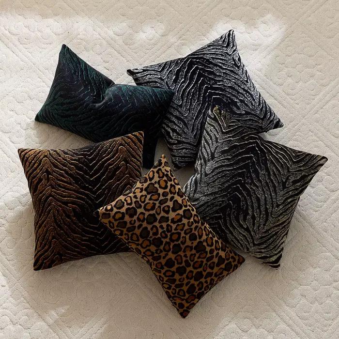 Lot de 2 housses de coussin en chenille à motif léopard et zèbre