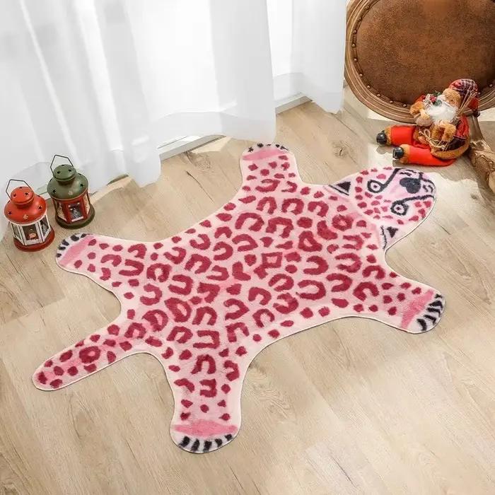 Tapis rose imitation léopard en similicuir