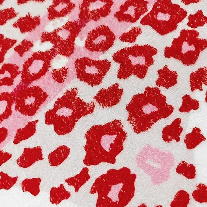 Tapis rose à motif léopard