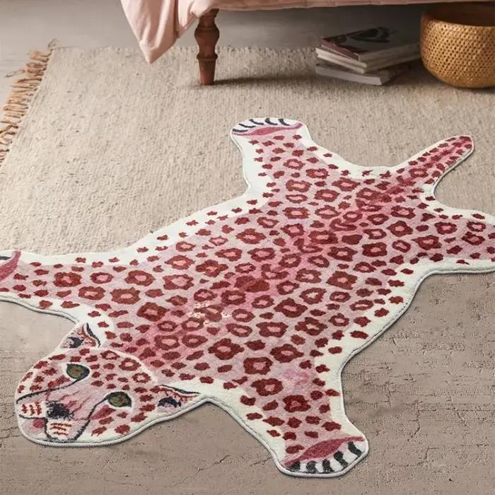 Tapis rose à motif léopard