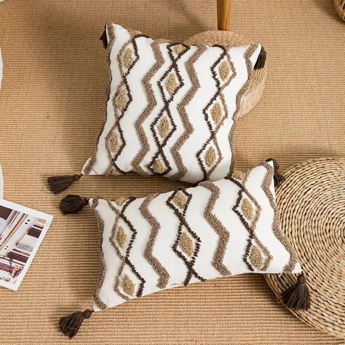 Juste de coussin à pompons marocains