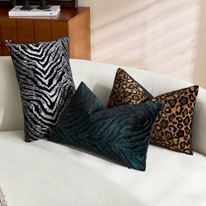 Lot de 2 housses de coussin en chenille à motif léopard et zèbre