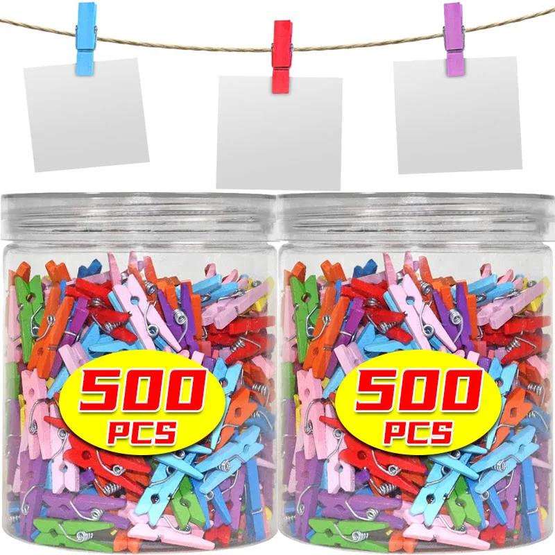 Petites pinces à linge colorées en bois