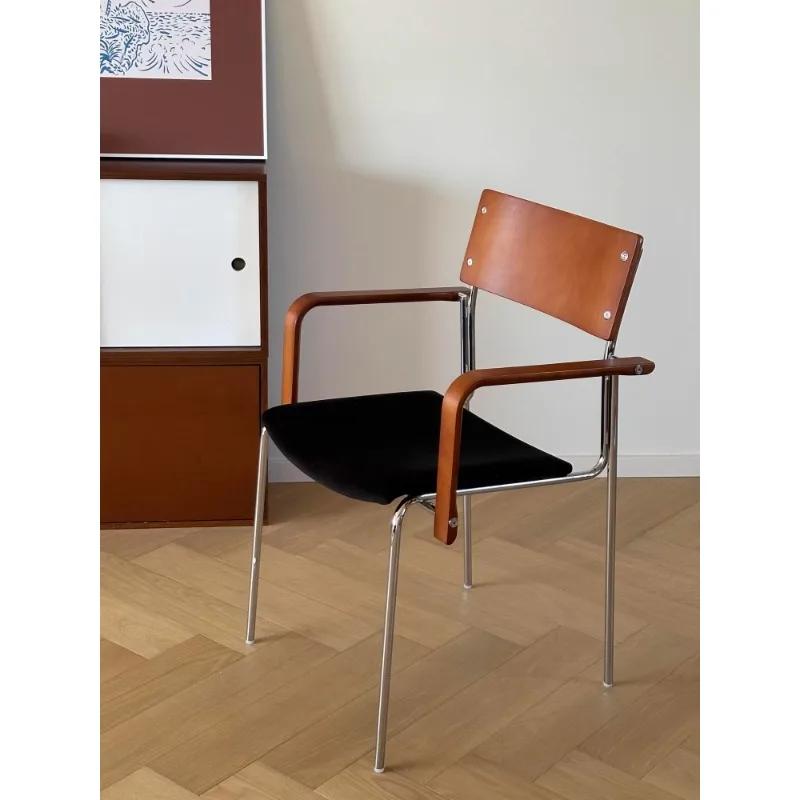 Chaise de salle à manger de style médiéval, luxe léger, haut de gamme, design pour la maison, avec accoudoirs en bois massif, dossier rembourré, tabouret de loisirs simple