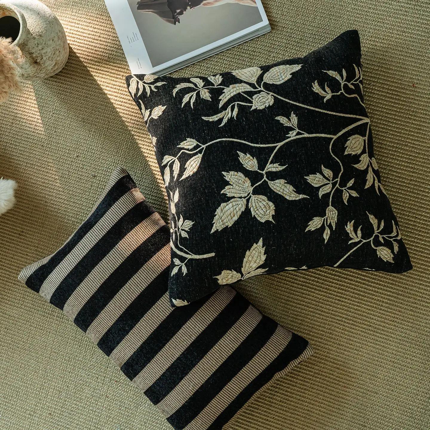 Ensemble de housses de coussin en chenille brodée de luxe, motif botanique doré, style bohème chocolat, pour un salon élégant