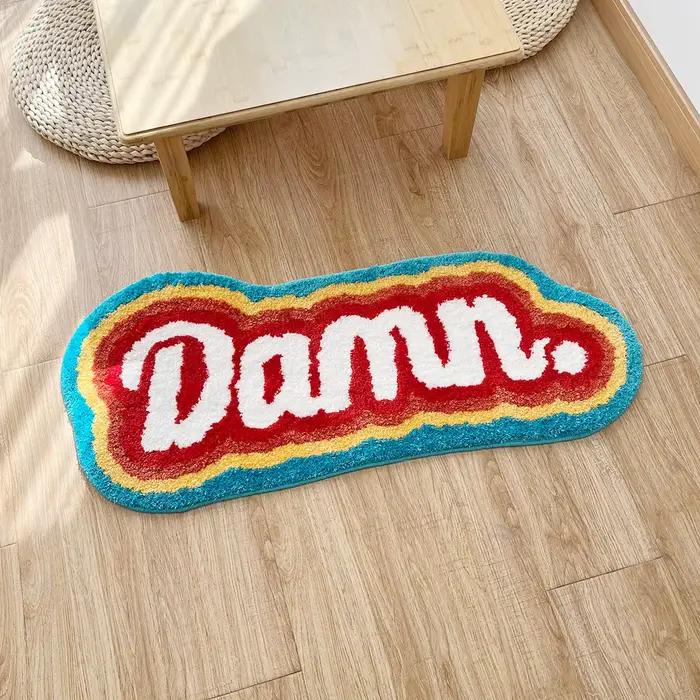 LAKEA – tapis de sol 100 fait à la main avec des éléments en lettres