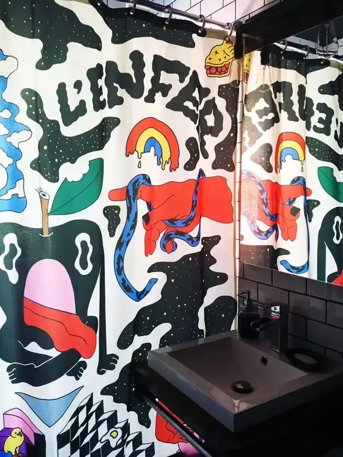 Rideau de douche avec illustration d'art local