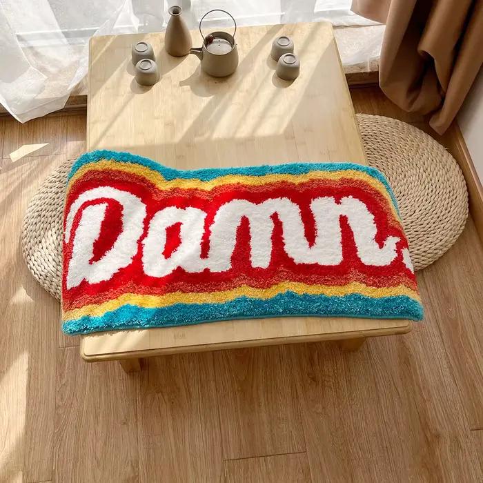 LAKEA – tapis de sol 100 fait à la main avec des éléments en lettres