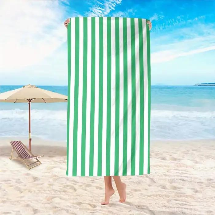 Serviette de plage rayée verte et blanche : parfaite pour les jours ensoleillés! Convient aux serviettes