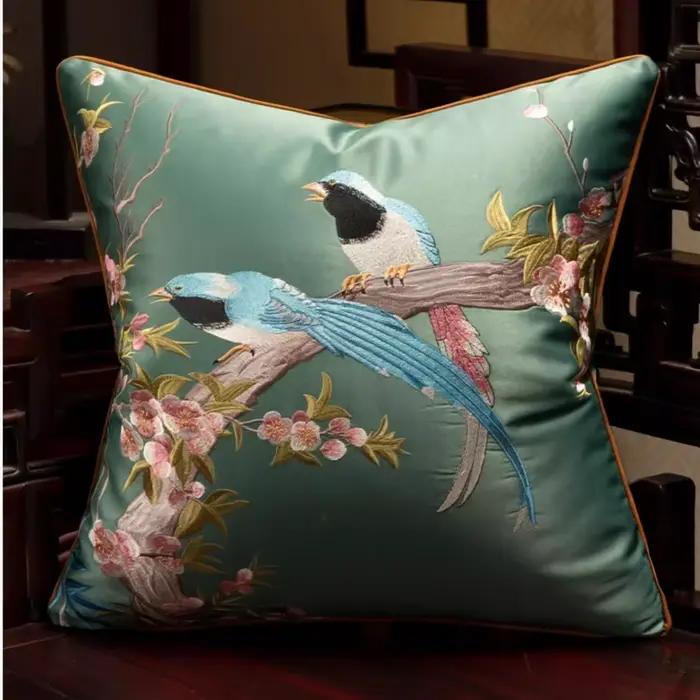 Housse de coussin décorative de luxe en soie brodée