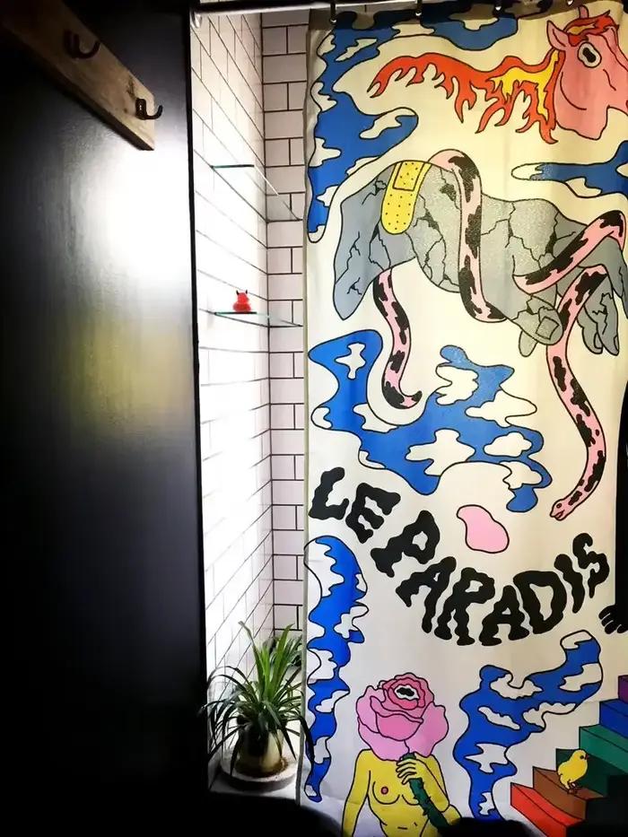 Rideau de douche avec illustration d'art local