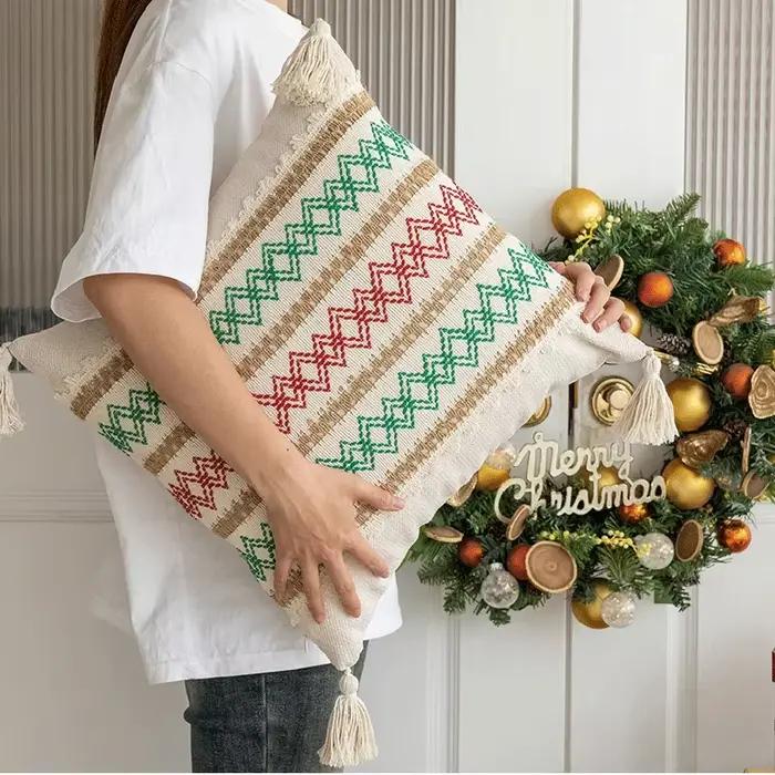 Juste de coussin au crochet rouge et vert de Noël