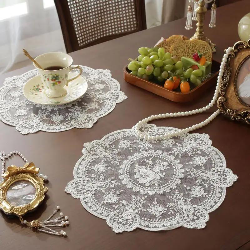Set de table rétro européen avec broderie exquise, parfait pour une ambiance romantique à table