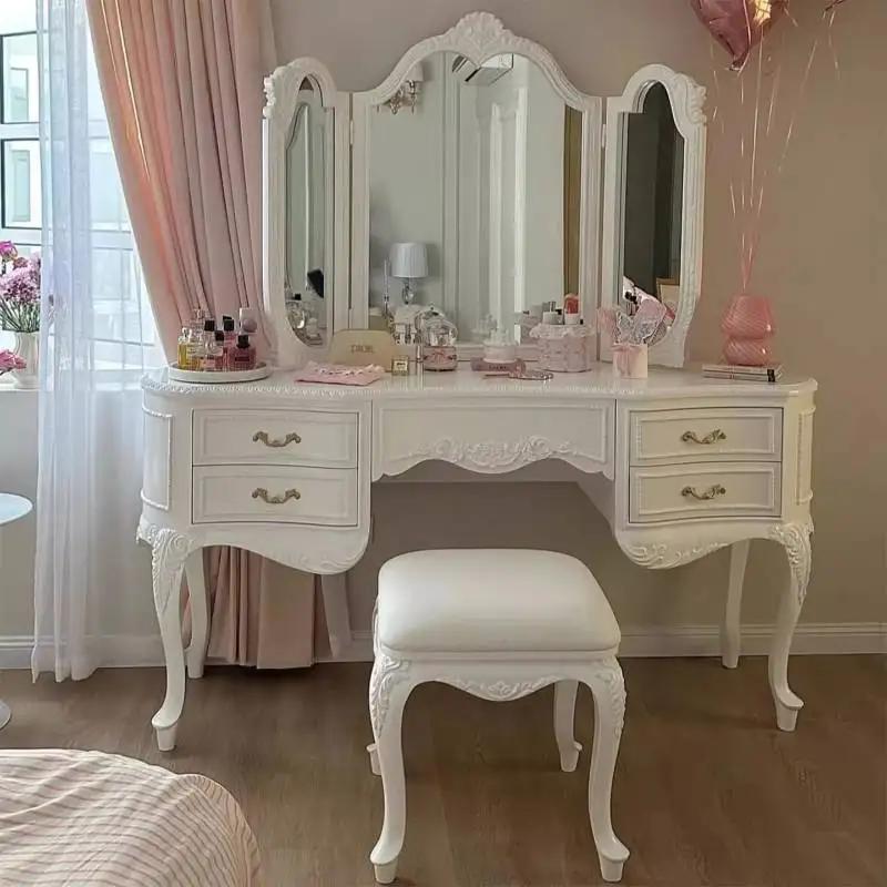 Table de toilette élégante et luxueuse