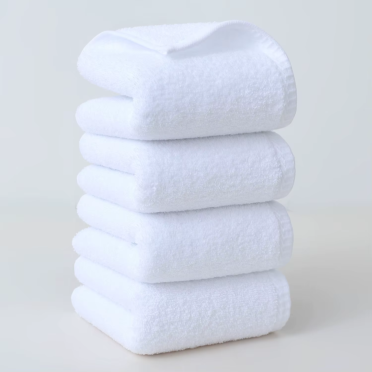 La serviette unie en pur coton 30x50cm est douce, absorbante et non pelucheuse, adaptée au bain à do