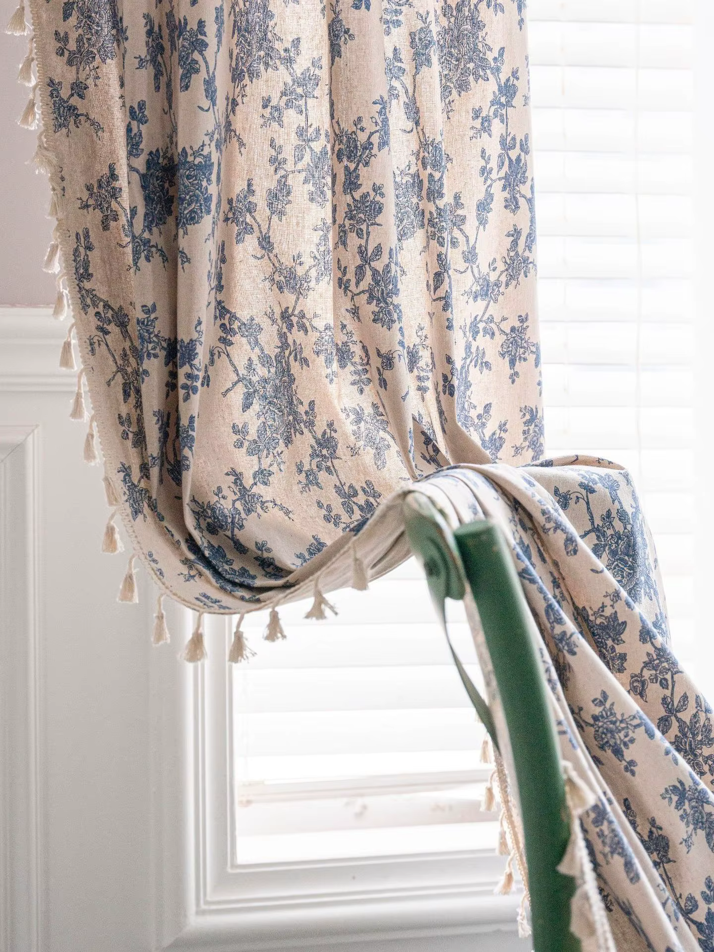 Rideau en coton et lin bleu à motif floral rétro, style campagnard et pastoral, avec pompons, pour s