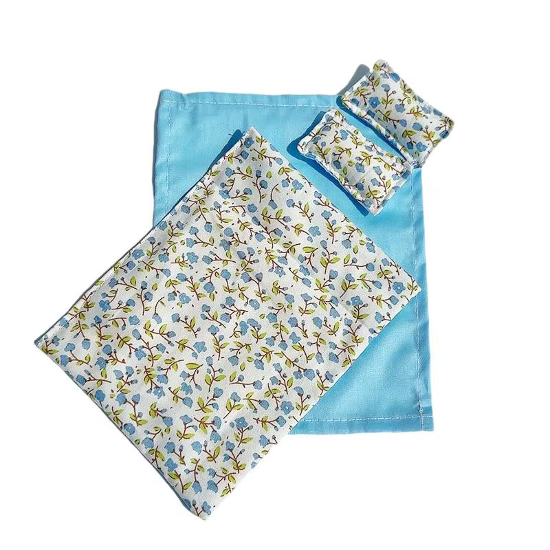 Ensemble de literie quatre pièces : lit miniature, drap, couette et oreiller avec housse de couette 