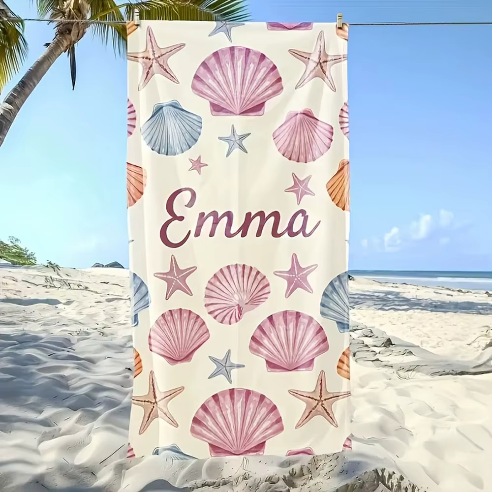 Cette serviette de plage à motif coquillage est résistante au soleil et au vent, idéale pour les pis