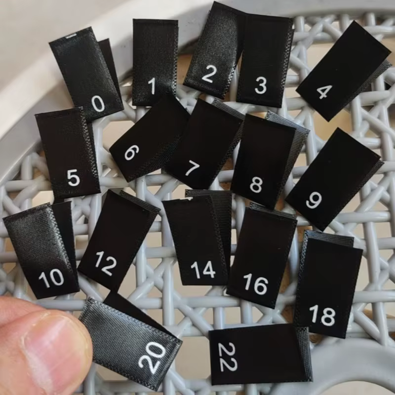 50 Étiquettes de Taille Noires en Satin pour Bébé 0 1 2 3 4 5 6 7 8 9 10 12 14 16 18 20 22 – Étiquet