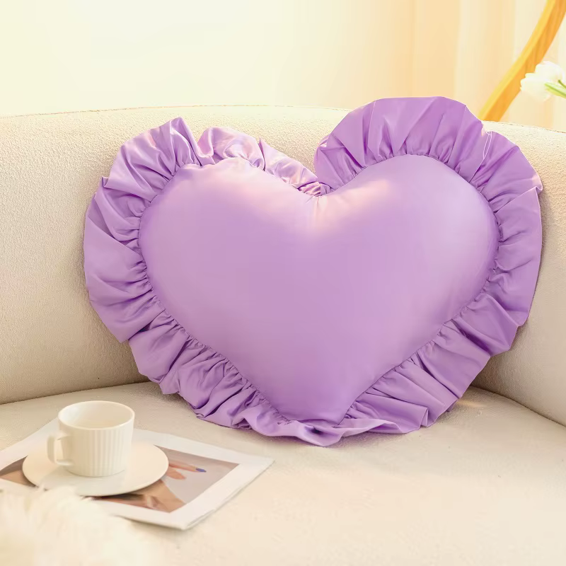 Joli coussin en forme de cœur blanc, noir, rose, décor de chambre de fille, à volants, en forme de c