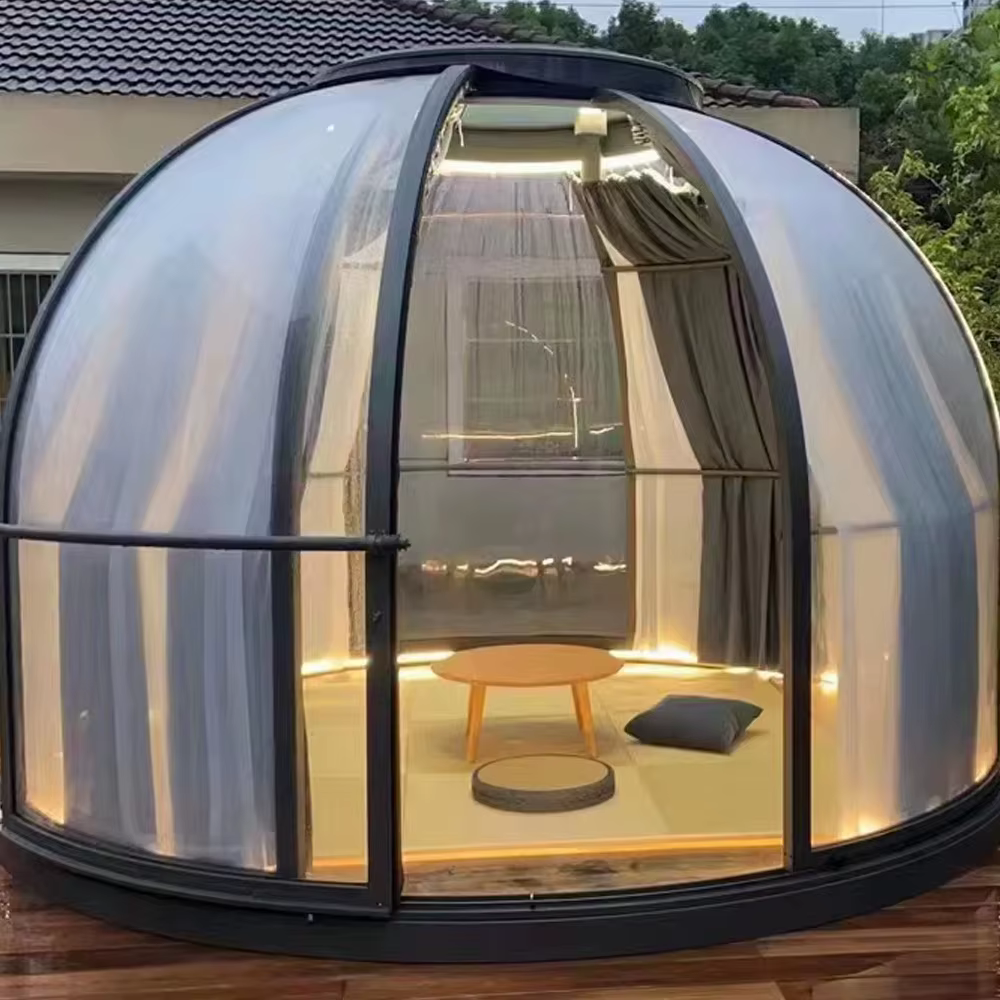 Chambre à bulles moderne, maison à bulles transparente d'extérieur, salle d'observation des étoiles 