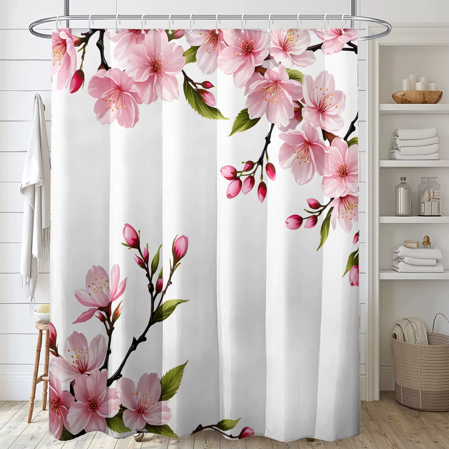 Charmant rideau de douche en fleurs de cerisier rose pour un décor de salle de bain inspiré de la na