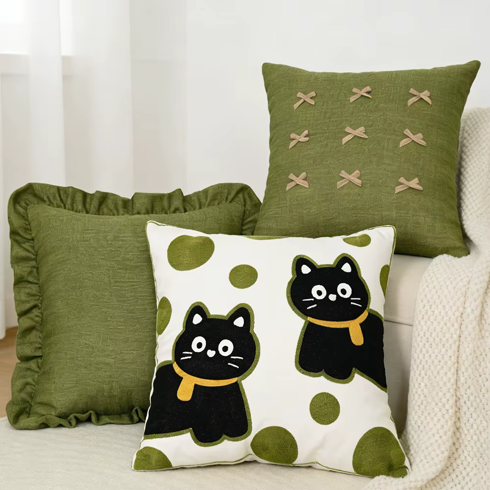 Housse de coussin brodée motif chat vert