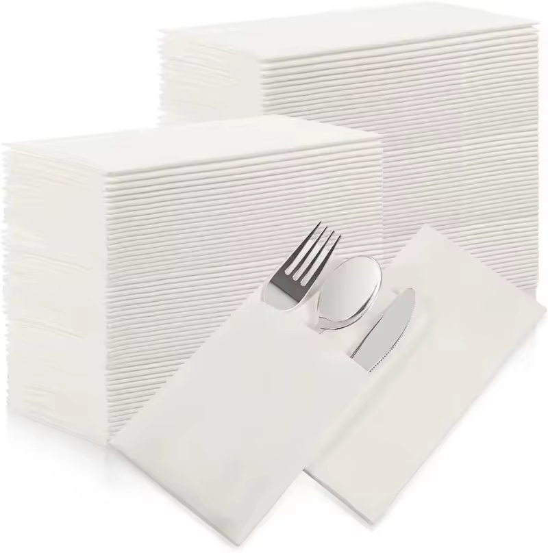 Serviettes en papier blanches pré-pliées