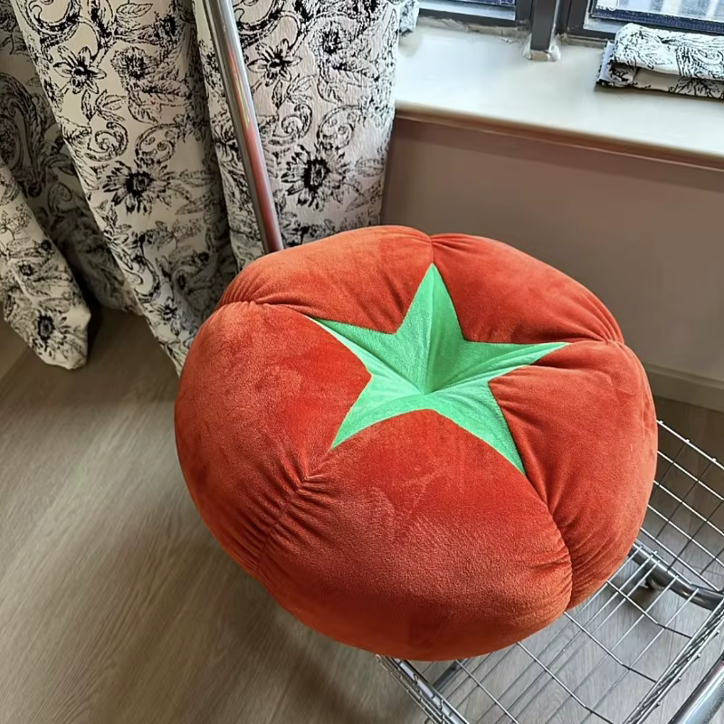 Coussin futon en forme de champignon et tomate