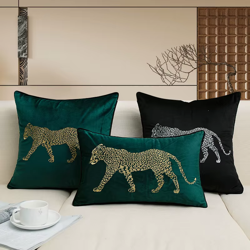Housse de coussin brodée léopard de luxe moderne