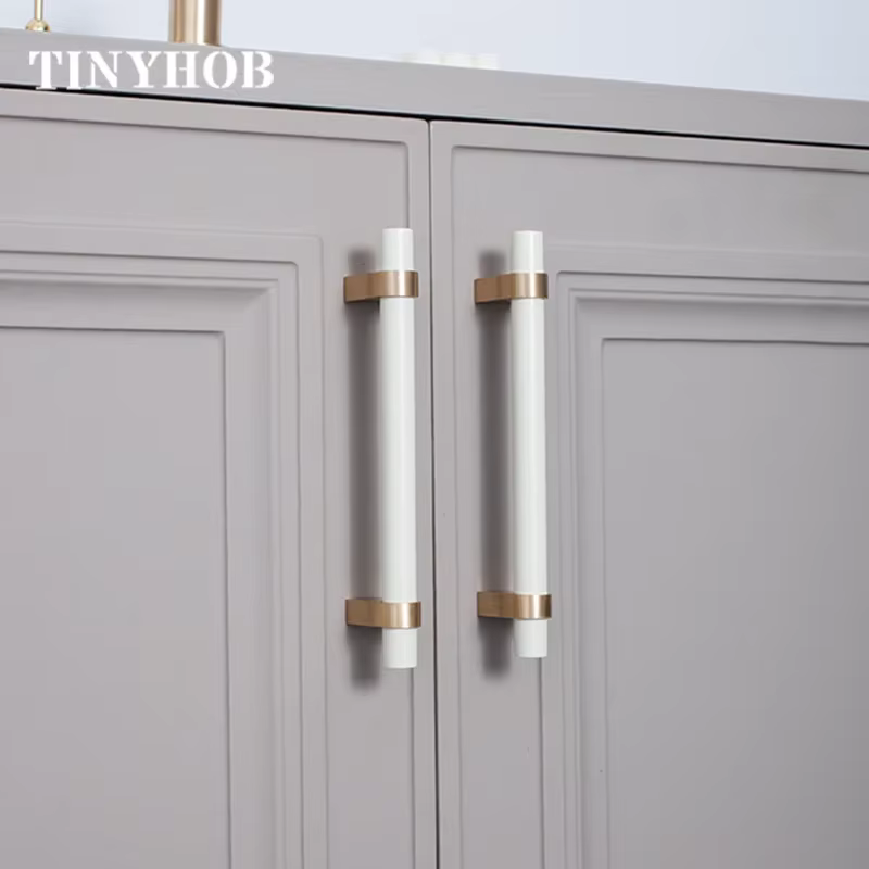 Poignée de meuble en bois blanc et laiton