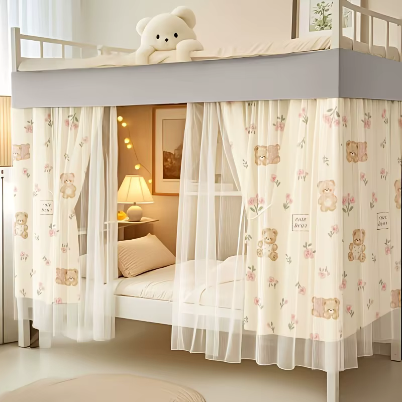 Un rideau de lit double couche avec tissu en maille