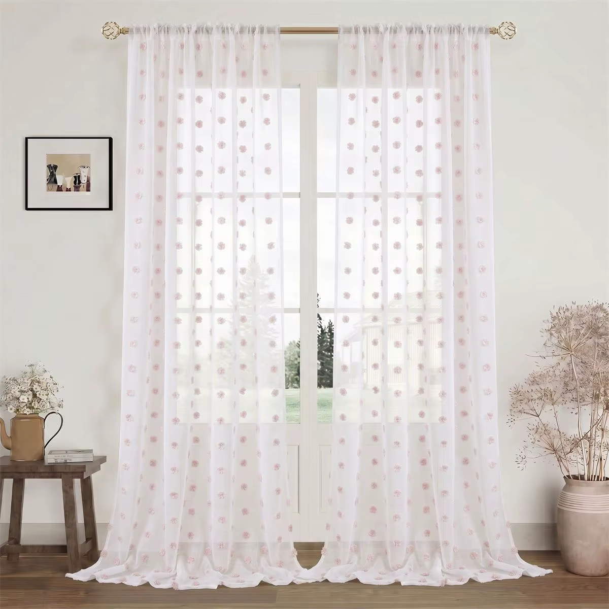 Voilage rose à pompons avec passe-tringle