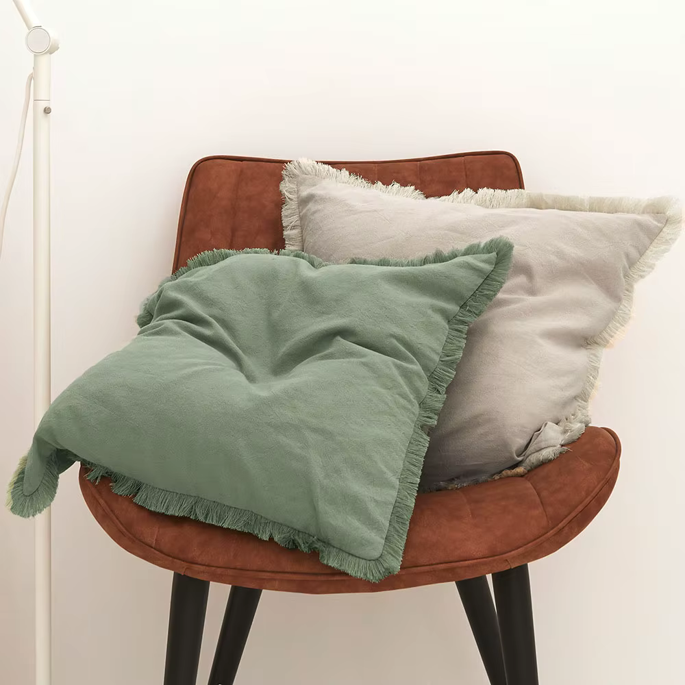 Housse de coussin vert clair avec pompons