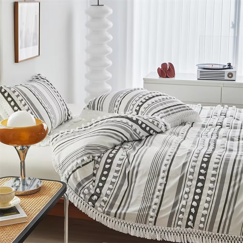 Nouvel ensemble de housse de couette double rayée en fausse fourrure 220x240 haut de gamme avec pompons
