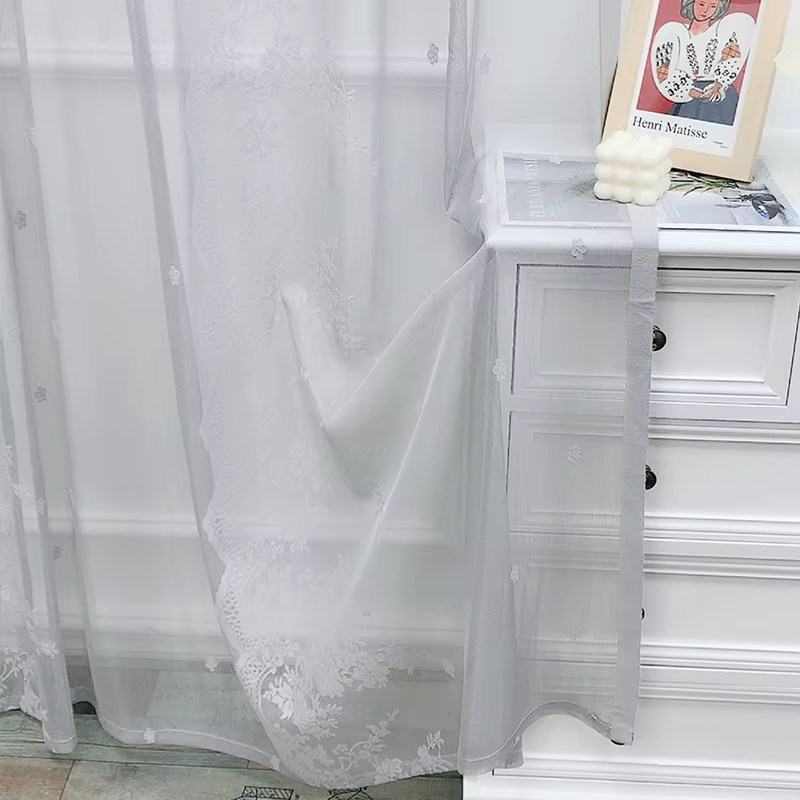 Rideau gris en dentelle brodée florale