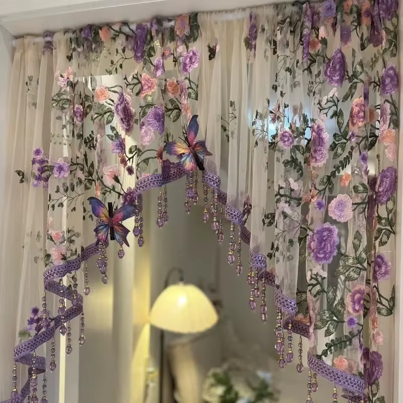 Rideau en dentelle brodé de fleurs de pays