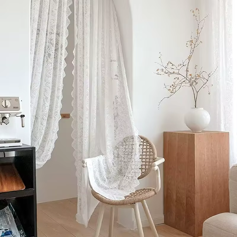 Rideaux en dentelle blanche