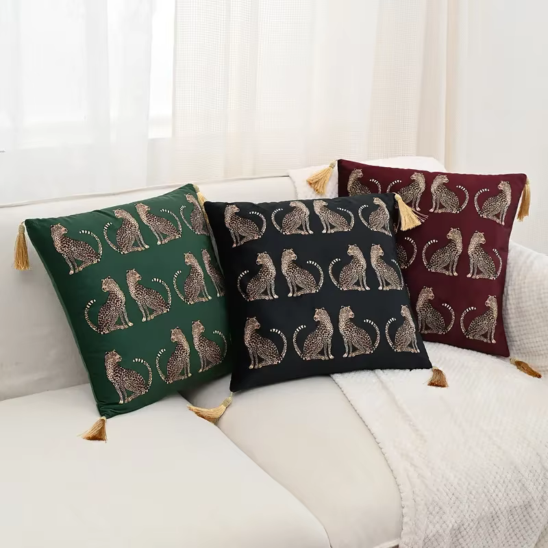 Housse de coussin léopard américain avec décoration de pompon
