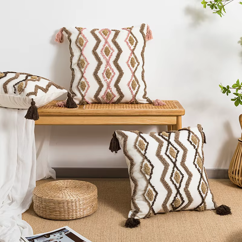 Juste de coussin à pompons marocains